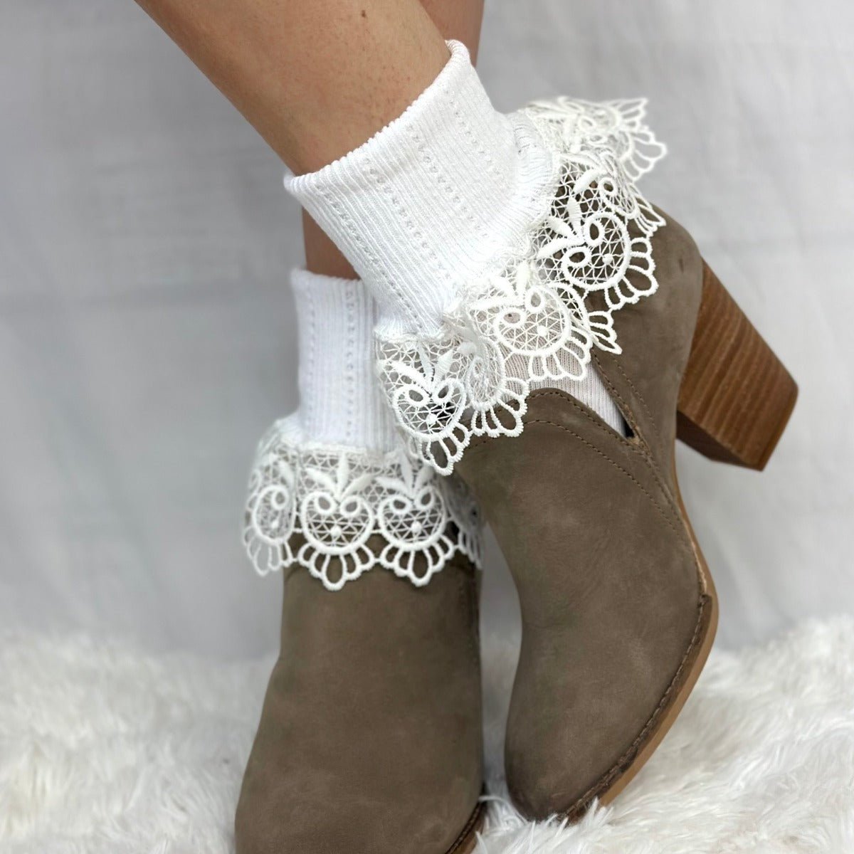 DELICATE   lace cuff socks - white