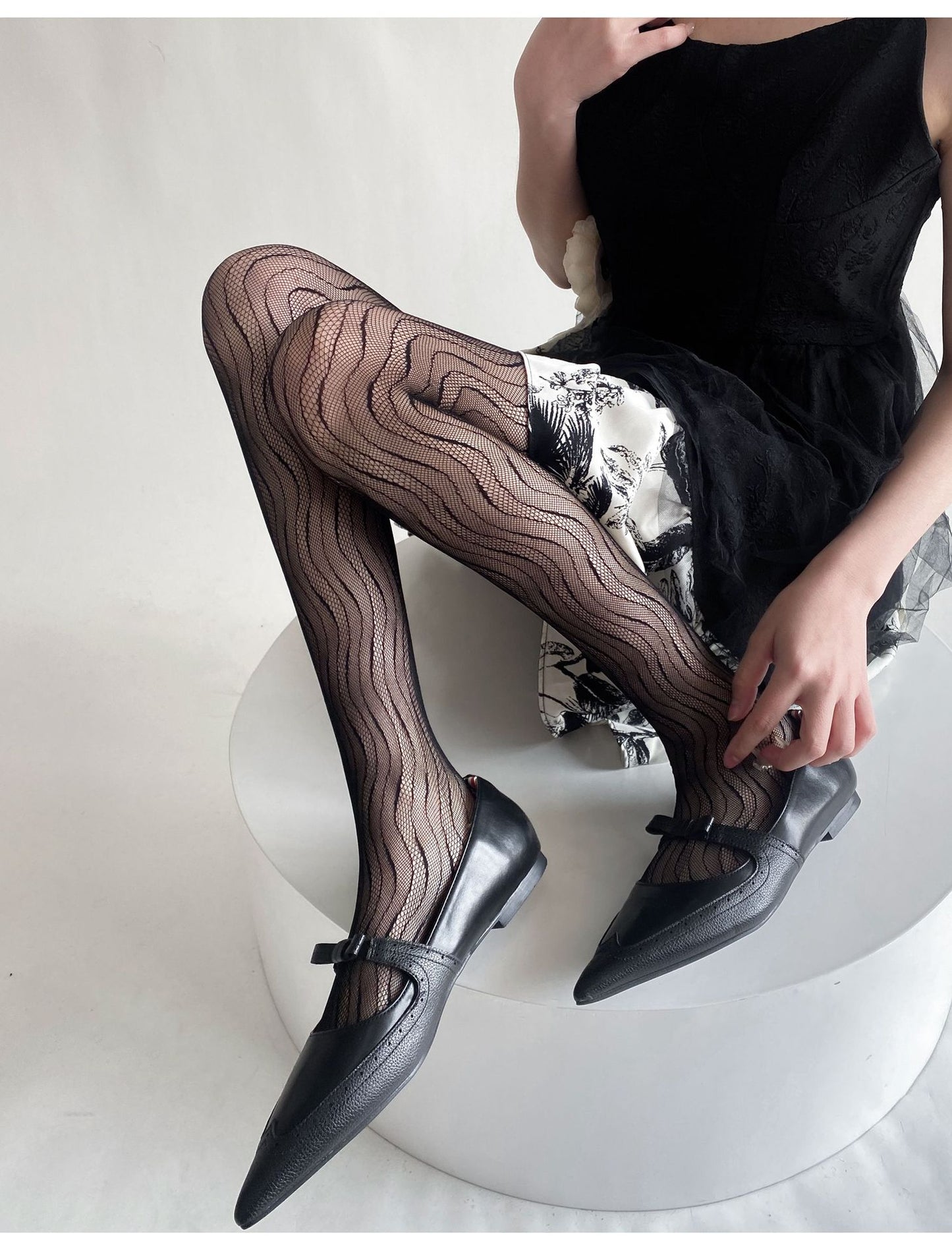 Sexy Thin Wavy Jacquard Lace Hollow Pantyhose