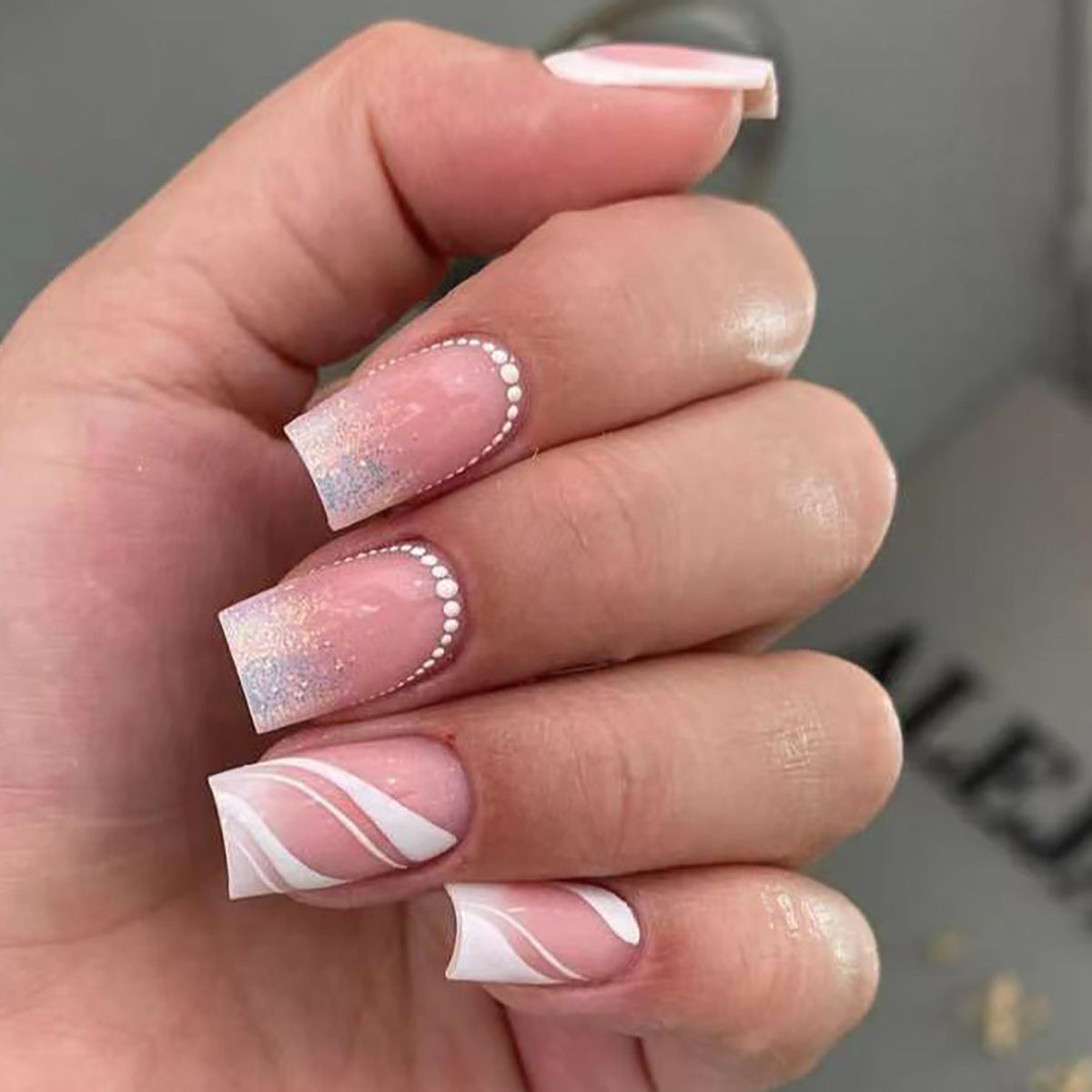 24-Piece Gradient Minimalist Wearable Nail Extensions